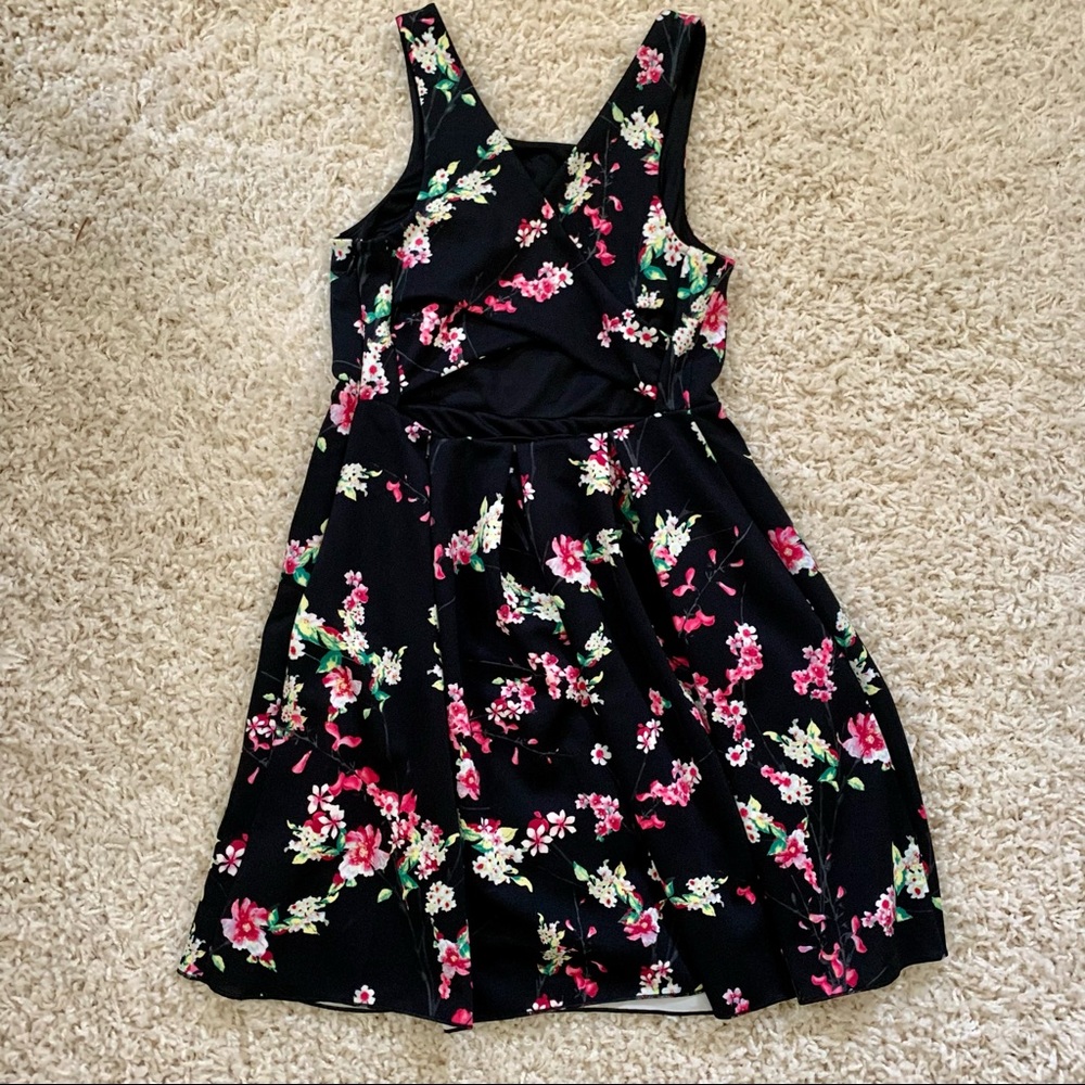 Express Cross Back Dress - Picture 4 of 7